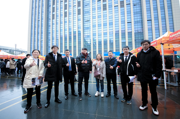 南京新華校園人才交流會，引眾多媒體聚焦關注