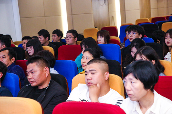“家校互動(dòng)，攜手共進(jìn)”——2019級(jí)新生基礎(chǔ)階段課程結(jié)課答辯圓滿結(jié)束