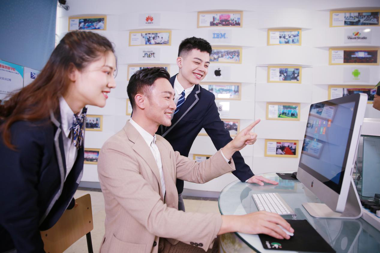 What？聽說新華云課堂能帶你走出傳統(tǒng)課堂，享受個(gè)性化學(xué)習(xí)！