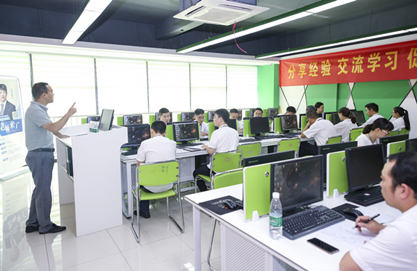 百家名師進(jìn)校園，助力教改新方向