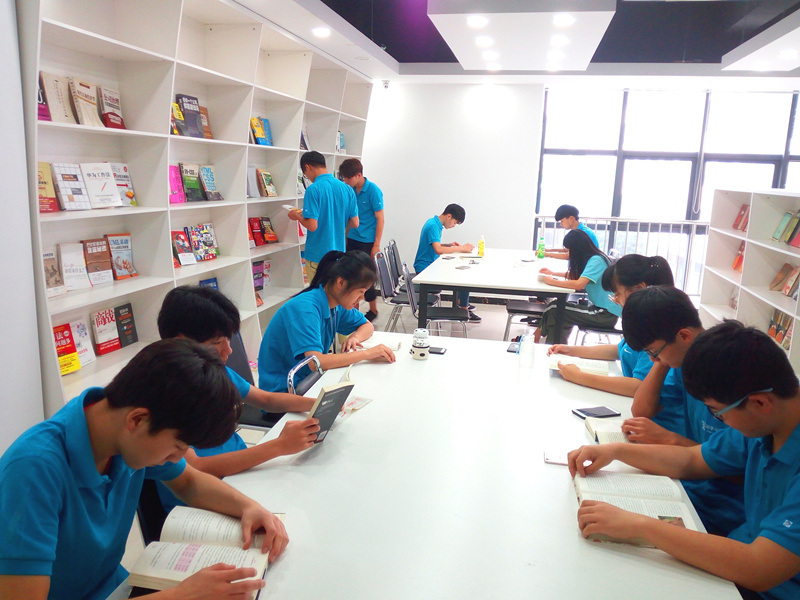 技校里面有什么<a href=http://njxh.cn target=_blank class=infotextkey>專業(yè)</a>？適合初中去學(xué)習(xí)么？