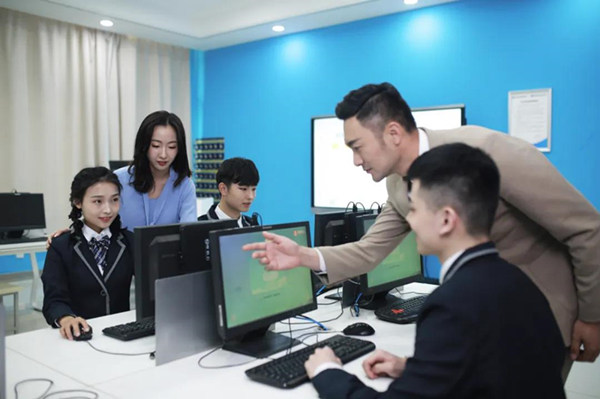 初<a href=http://njxh.cn target=_blank class=infotextkey>高中</a>畢業(yè)學(xué)技術(shù)，該如何選學(xué)校？