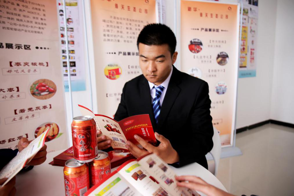 燃爆！麗江石榴哥現(xiàn)場(chǎng)連麥新華電商<a href=http://njxh.cn target=_blank class=infotextkey>專業(yè)</a>學(xué)子