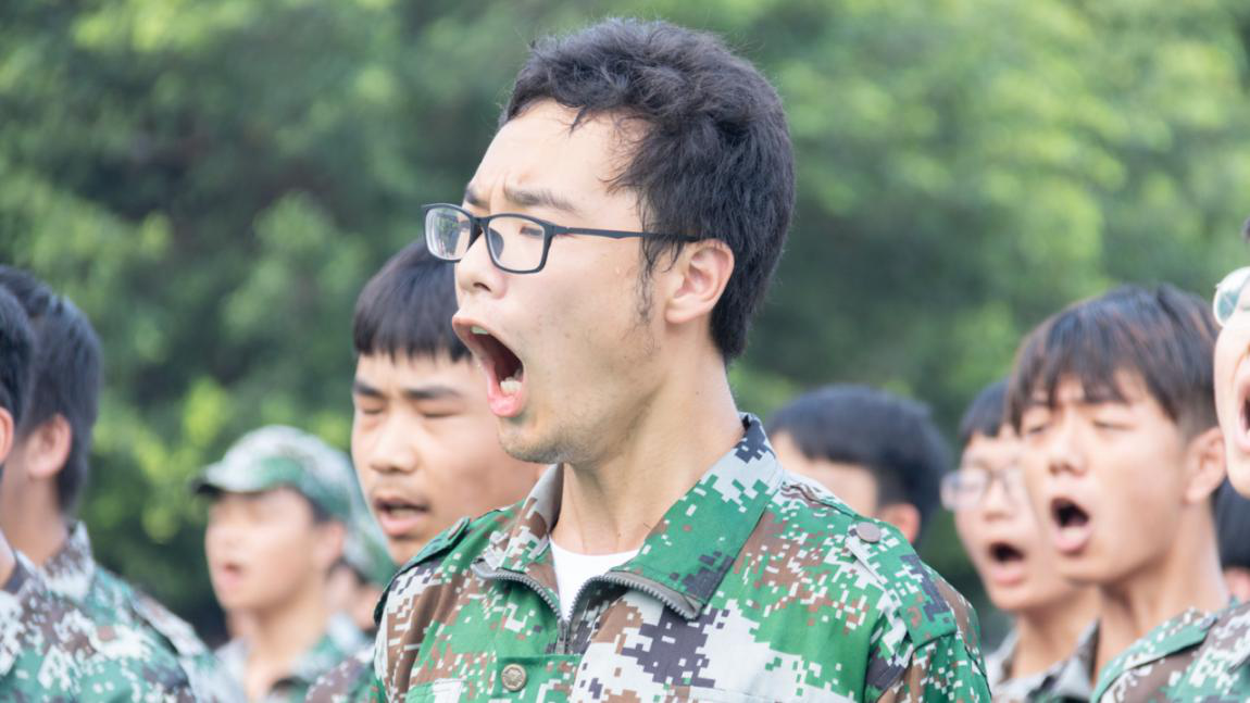 新華“三教三訓(xùn)”之軍訓(xùn)|揮灑汗水書寫迷彩青春！