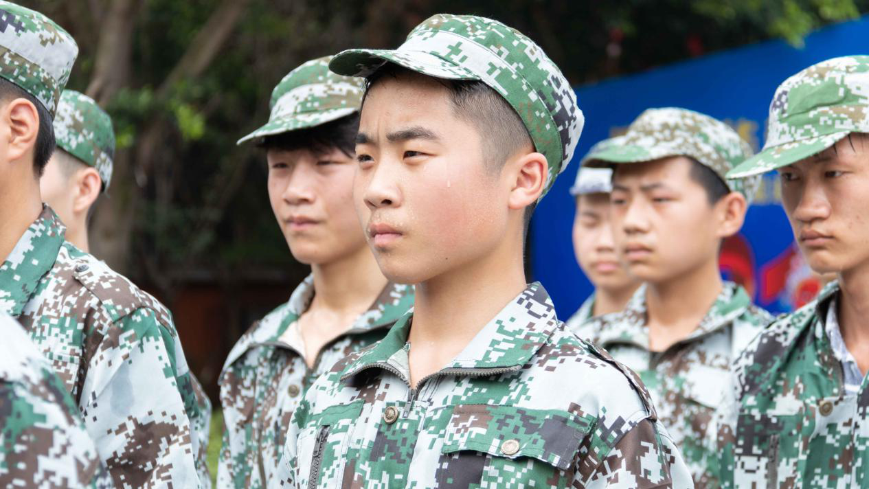 新華“三教三訓(xùn)”之軍訓(xùn)|揮灑汗水書寫迷彩青春！