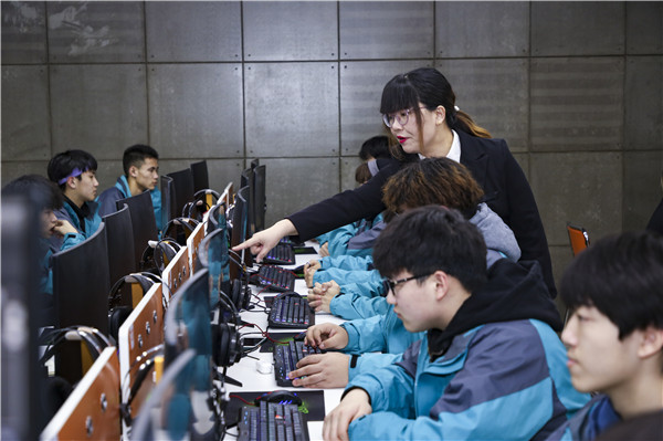 初<a href=http://njxh.cn target=_blank class=infotextkey>高中</a>畢業(yè)，應(yīng)該學(xué)什么？去哪里學(xué)？