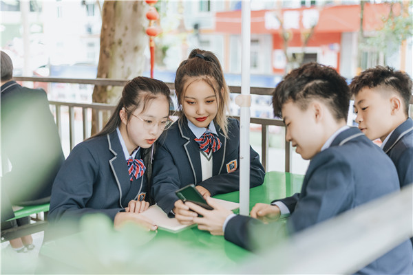 小孩兒初三了學習成績不理想，是上普高還是上職中學一門技術？