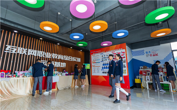 小孩兒初三了學習成績不理想，是上普高還是上職中學一門技術？