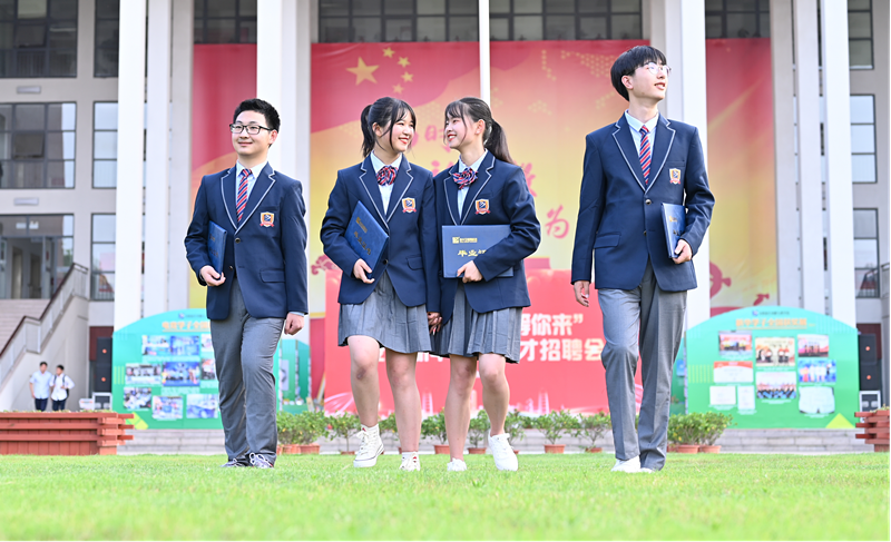 12位學(xué)霸天團(tuán)推薦新華電腦學(xué)校，你不了解一下嗎？
