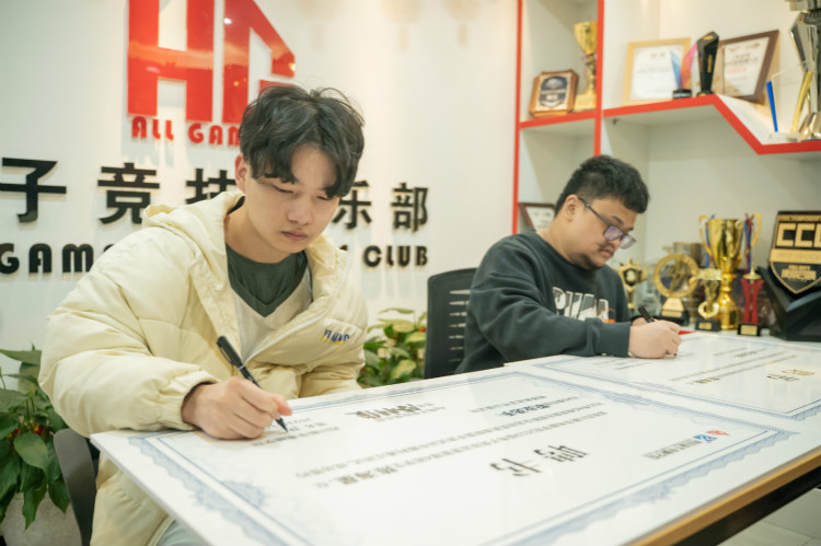 實(shí)力見證！又一新華電腦教育學(xué)子簽約AG俱樂部！