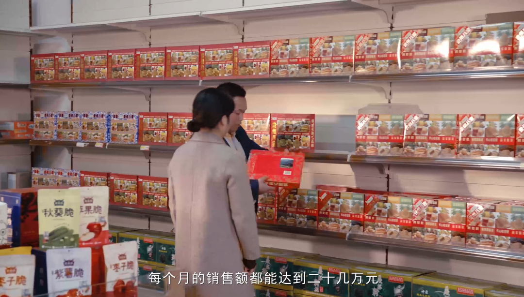“新華電腦學校就像一座橋，把我和家鄉(xiāng)連接在一起！”