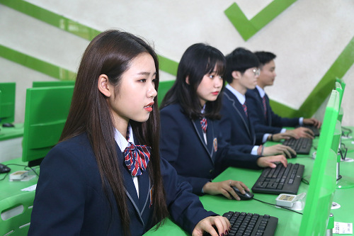 女生初中畢業(yè)學(xué)什么？女生適合學(xué)互聯(lián)網(wǎng)嗎？