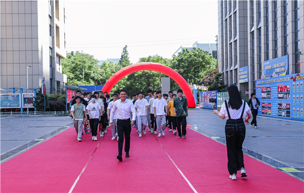 巔峰實(shí)習(xí)，京彩有你 ——南京新華京東618實(shí)習(xí)項(xiàng)目總結(jié)與表彰大會圓滿結(jié)束