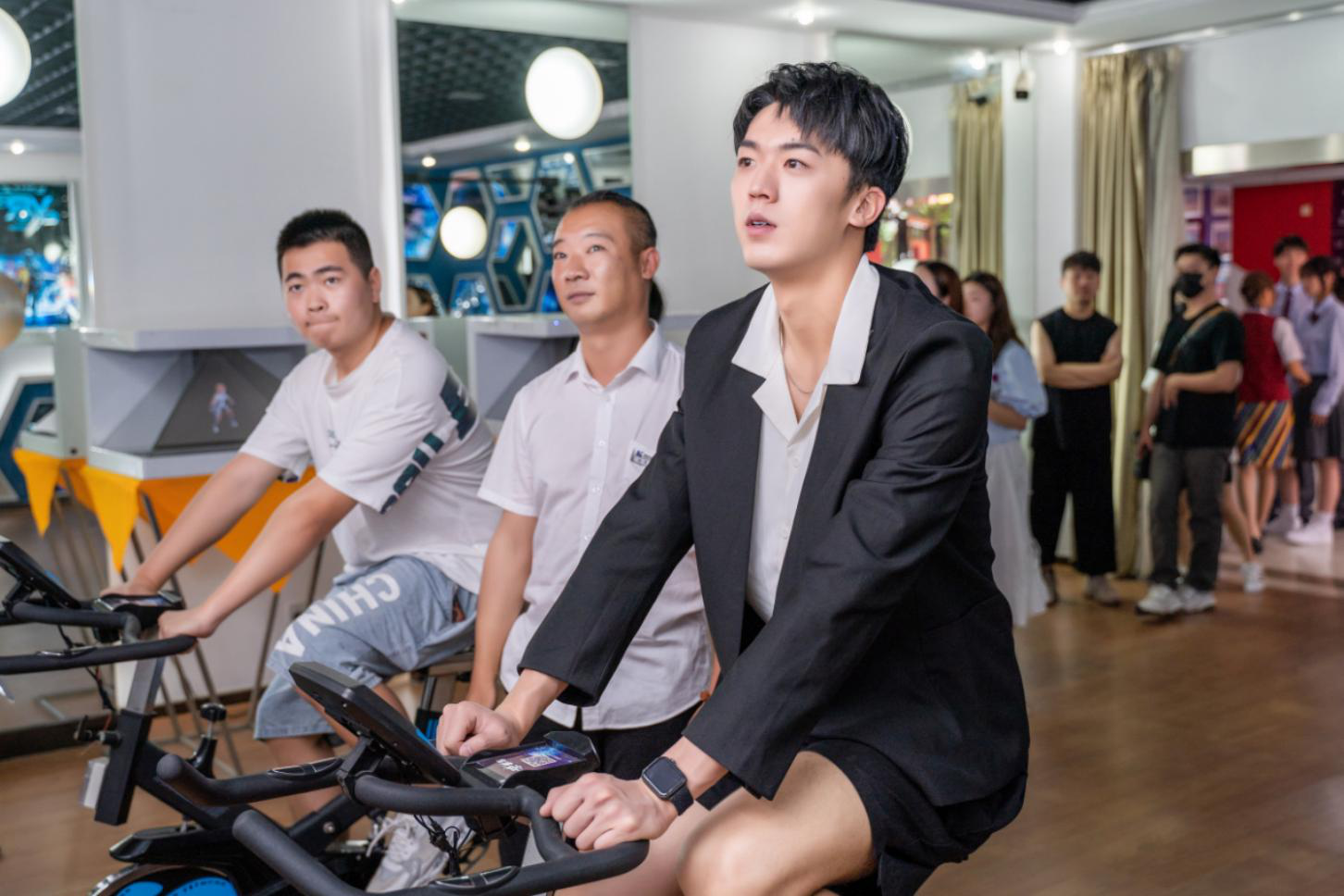 明星帶路|盧東旭探秘校園黑科技，直擊新華硬實力！