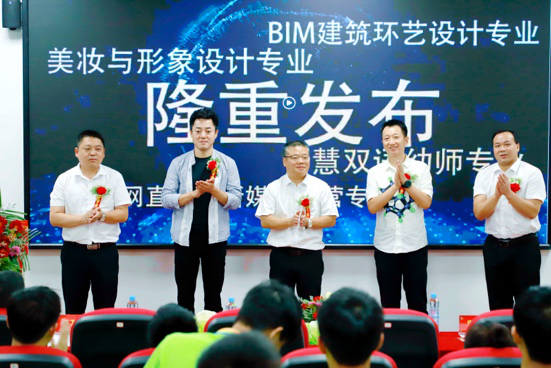 傳遞向上力量！新華電腦學(xué)?！独蠋焷?lái)了》7月繼續(xù)開(kāi)講！