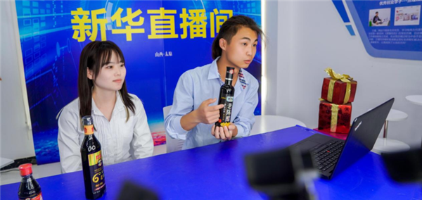 我去，這么多人來(lái)新華是干啥？