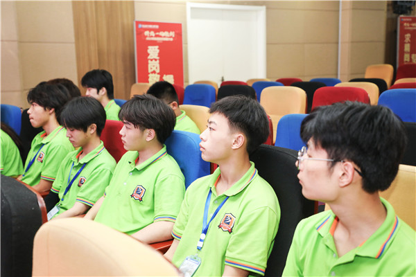 為幫助我校學(xué)生明確職業(yè)生涯規(guī)劃，確定個(gè)人職業(yè)方向，強(qiáng)化職業(yè)規(guī)劃意識，更好地樹立個(gè)人理想，2022年7月29日，南京新華電腦專修學(xué)校在學(xué)術(shù)報(bào)告廳舉行第十二屆職業(yè)生涯規(guī)劃演講大賽