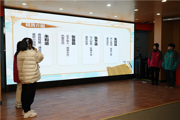 南京新華電腦專(zhuān)修學(xué)校平面設(shè)計(jì)結(jié)課答辯會(huì)圓滿(mǎn)結(jié)束