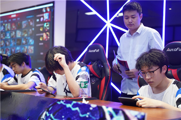 恭喜！我校學(xué)生代表隊(duì)榮獲2023 年“迎亞運(yùn)”新華電腦教育王者榮耀電競對(duì)抗賽亞軍