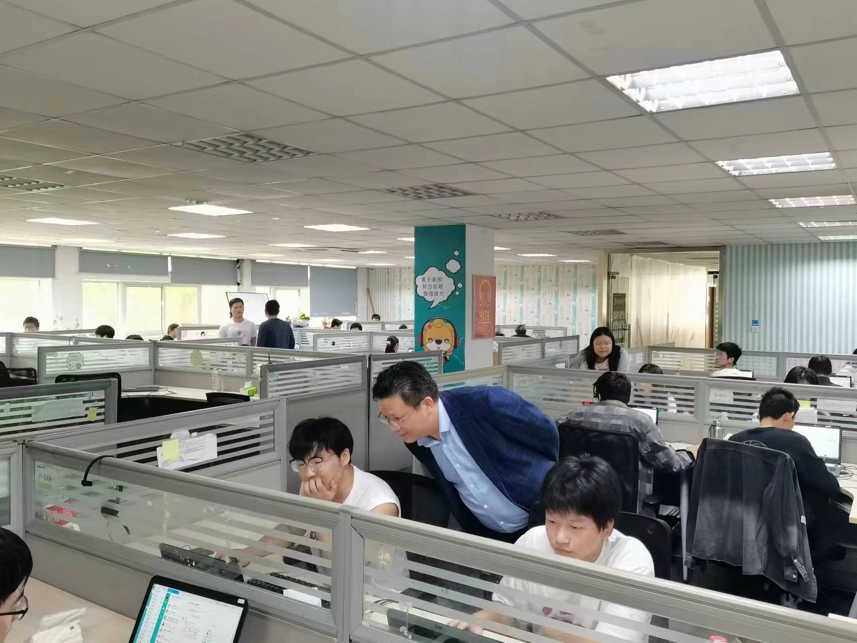 回訪企業(yè)實習學生，關(guān)懷職業(yè)成長道路