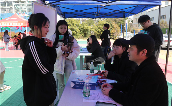 新華筑夢，職贏未來 南京新華2024年春季校園招聘會(huì)暨校企融合簽約儀式圓滿舉行