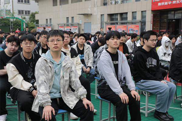 南京新華開(kāi)展“防治校園霸凌，守護(hù)平安校園”主題講座