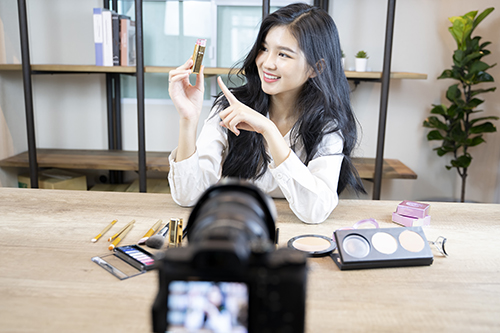 1766627174110983.jpg 花瓣素材_圖像,青年人,顯示器,女性,電視攝像機,亞洲,商務,博客,一個人,泰國_1646036.jpg