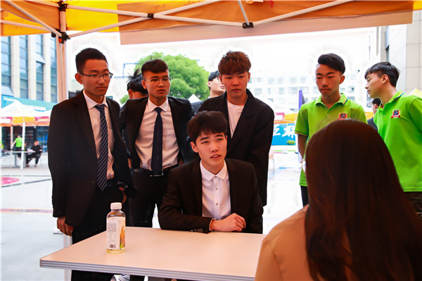 職場新知丨從校園人到職場人，你應該注意哪些事項？