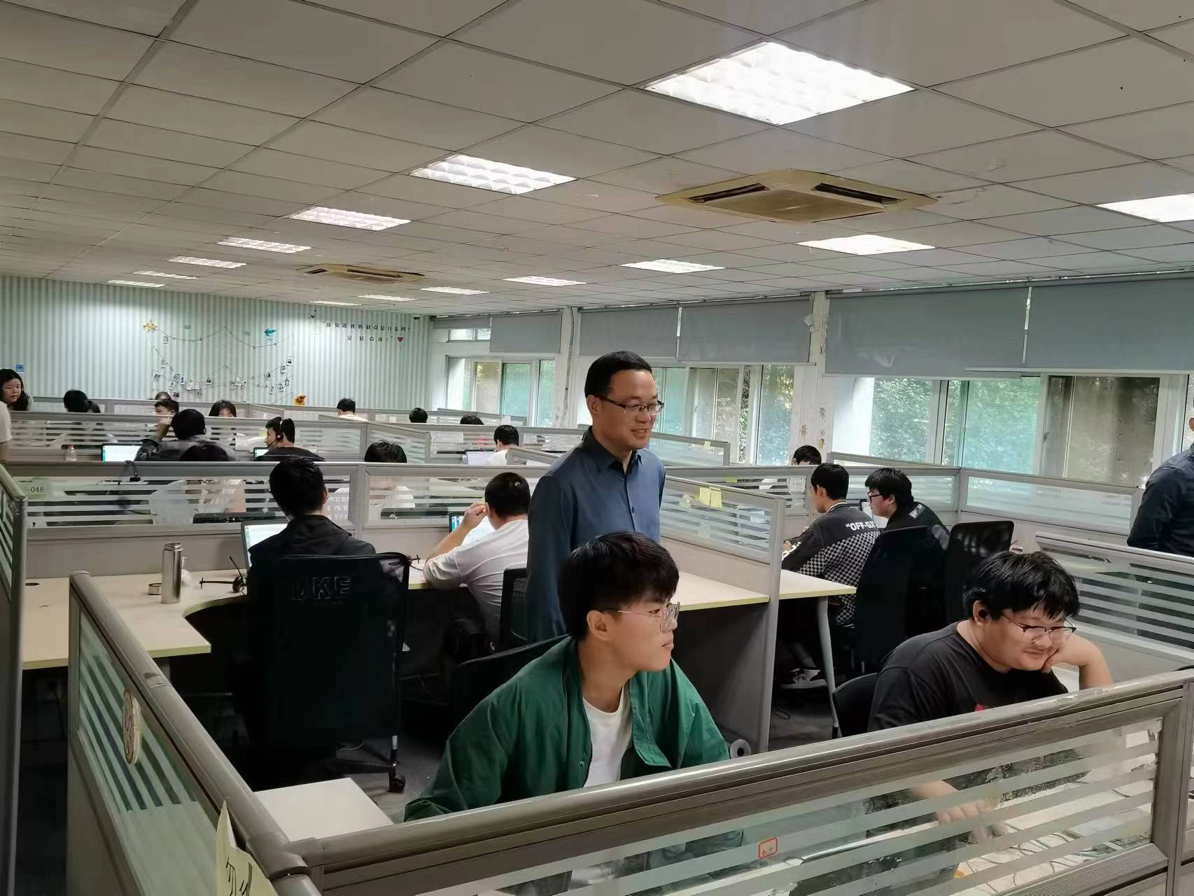 回訪企業(yè)實習(xí)學(xué)生，關(guān)懷職業(yè)成長道路