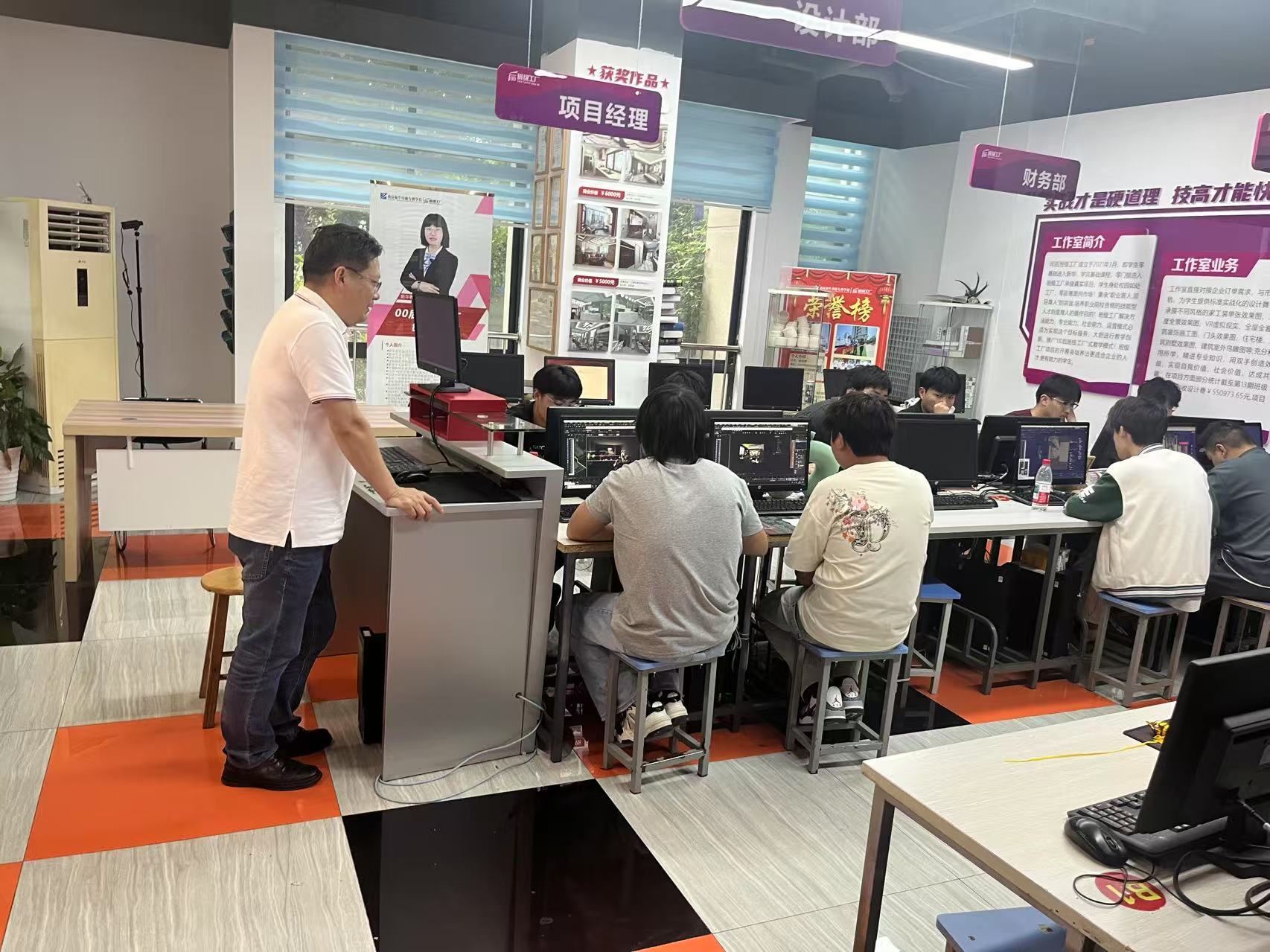 南京新華電腦專修學(xué)校就業(yè)指導(dǎo)課：為互聯(lián)網(wǎng)學(xué)子點(diǎn)亮職業(yè)燈塔