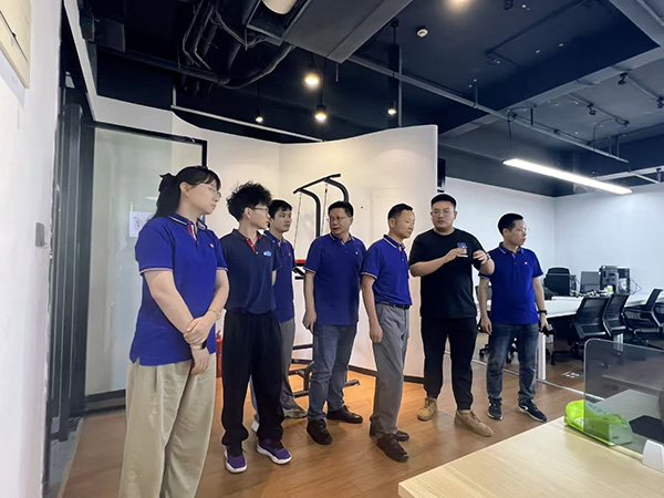 南京新華教師團(tuán)隊(duì)赴合作企業(yè)南京唯意信息科技有限公司參觀交流