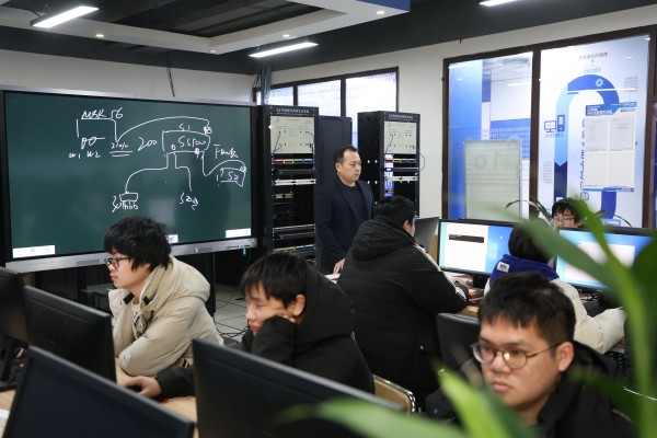 初中成績不好上不了高中怎么辦？南京新華為你點亮技能人生！
