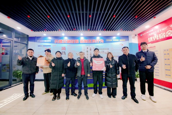 南京新華吳元紅校長晚間慰問查寢，并為學生送關(guān)懷！